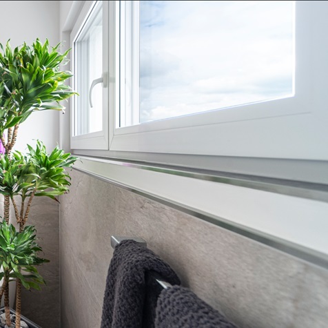 Fensterbank gefliest